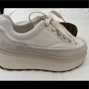 Ugg white platform sneakers size 7. Excellent condition.